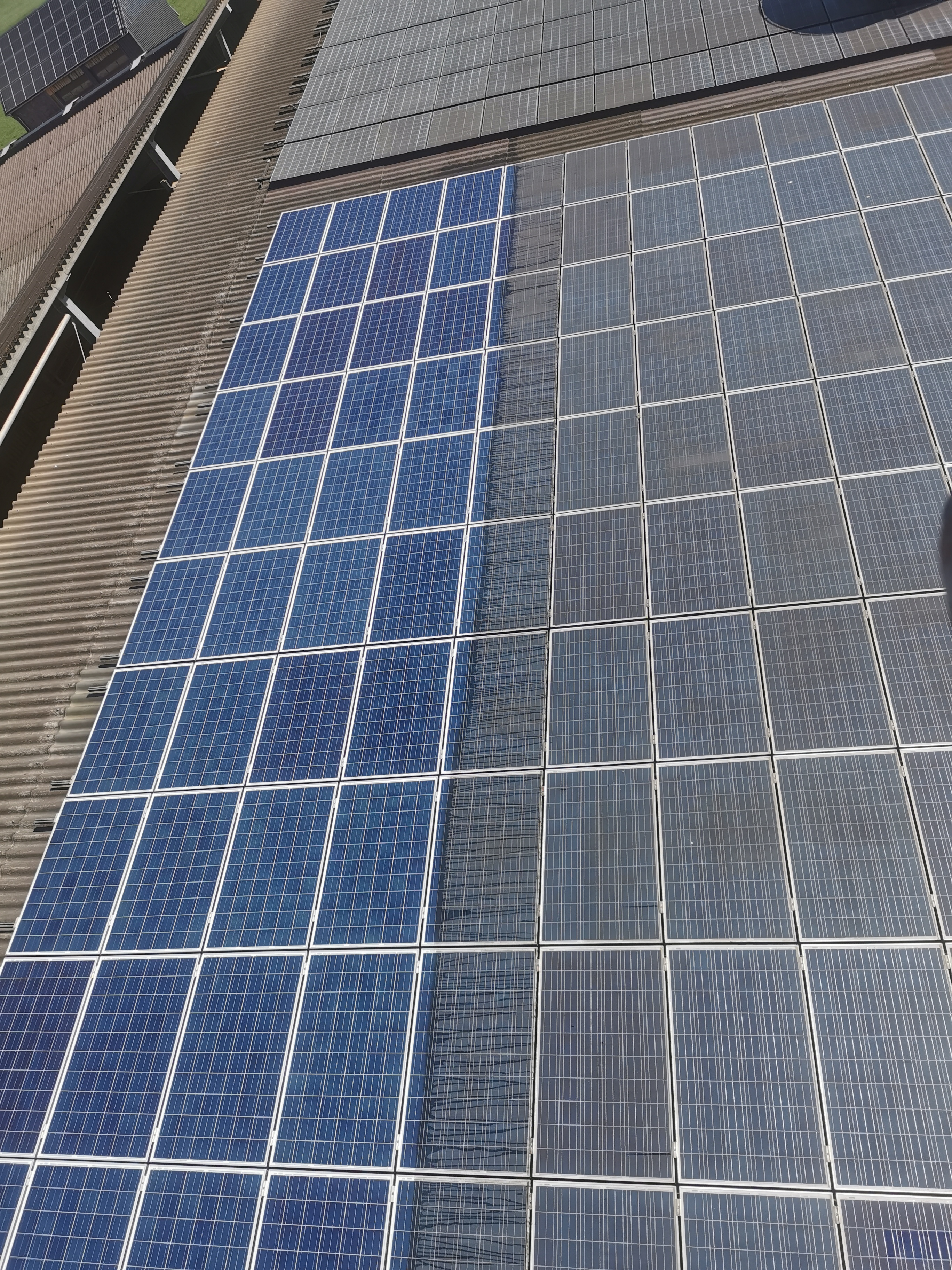 Nahaufnahme: links gereinigt, rechts verschmutzt