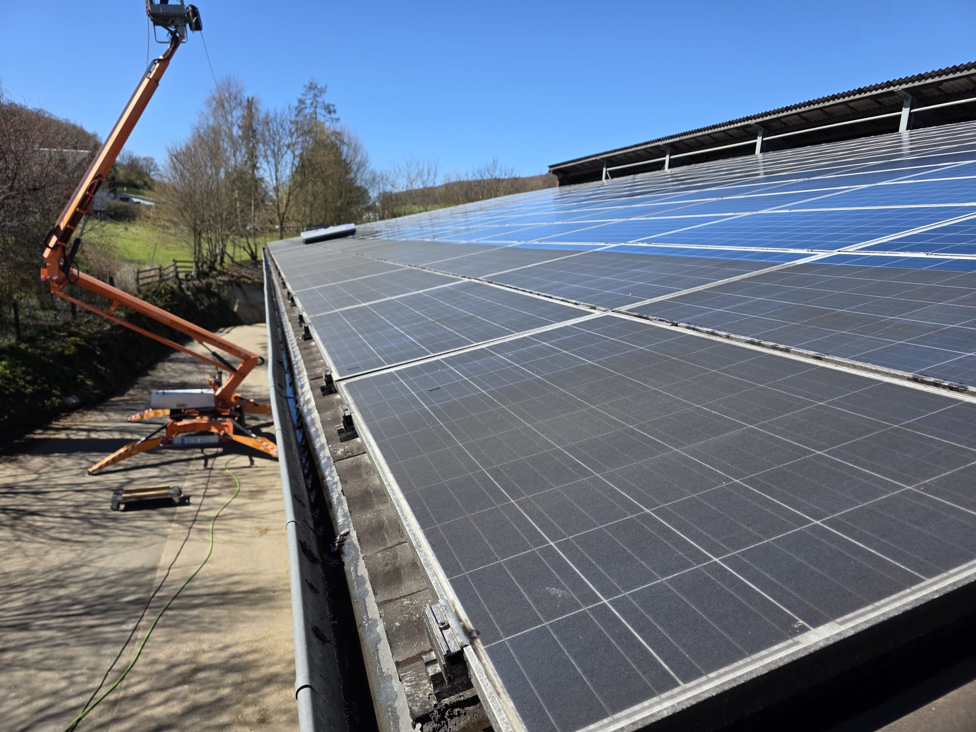 Verschmutzte Module vor der Reinigung mit Hebebühne