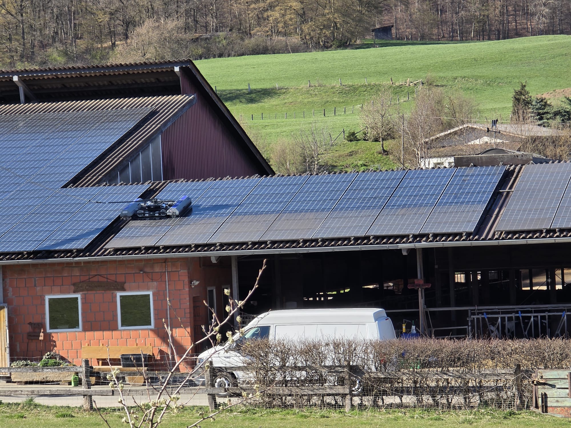 Reinigung einer großen landwirtschaftlichen PV-Anlage